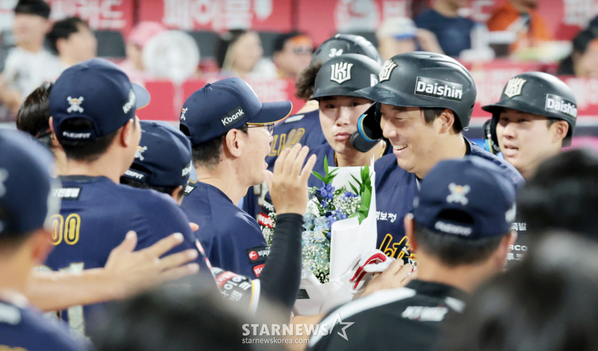 [포토] 이강철 감독의 꽃다발 선물 'KBO 4번째 4000루타 달성한' 김현수