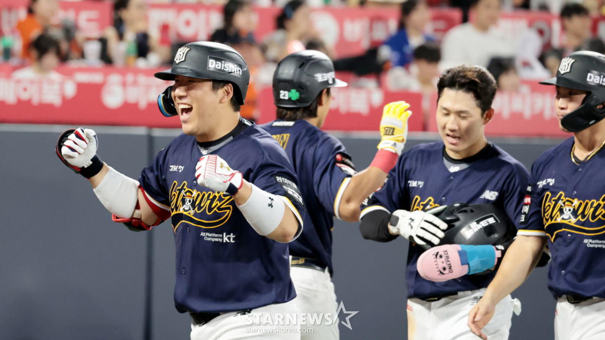 [포토] 두주먹 불끈 'KBO 4번째 4000루타 달성한' 김현수