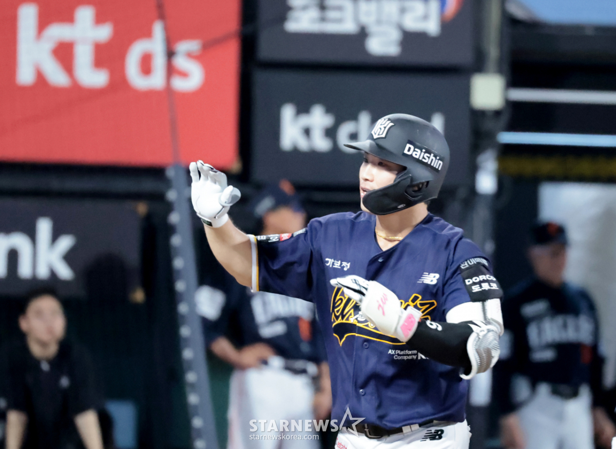 [포토] 6연승 확인하는 쐐기홈런, KT 9번타자 장준원