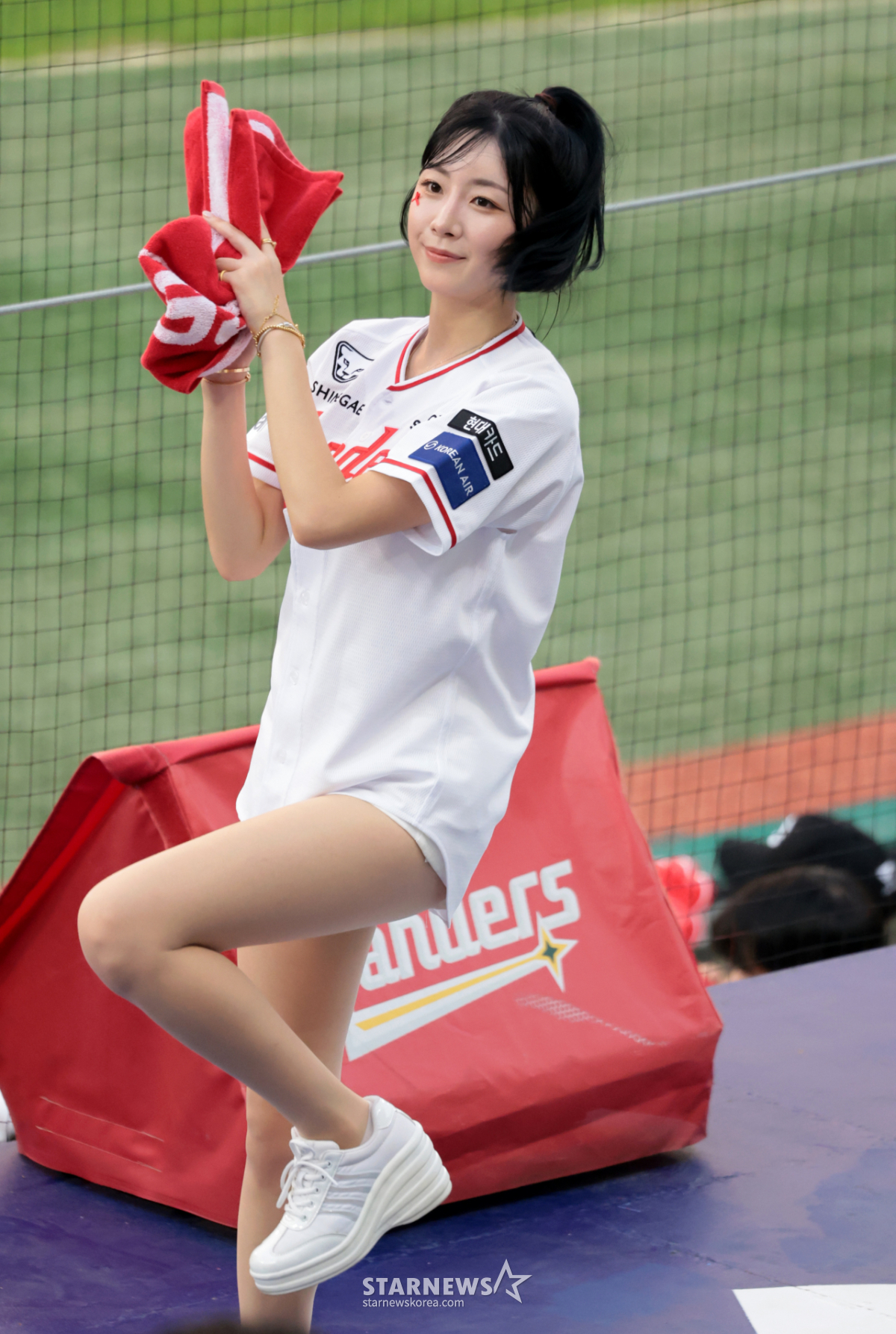 [한번에쓱] 응원도 물론^^ '야구는 기선제압이 중요하지!' 쓱치 안지현