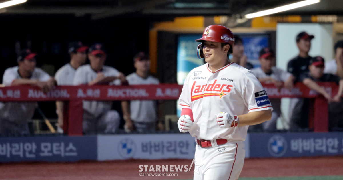 [포토] '미소가 스르르!' 스리런 김재환