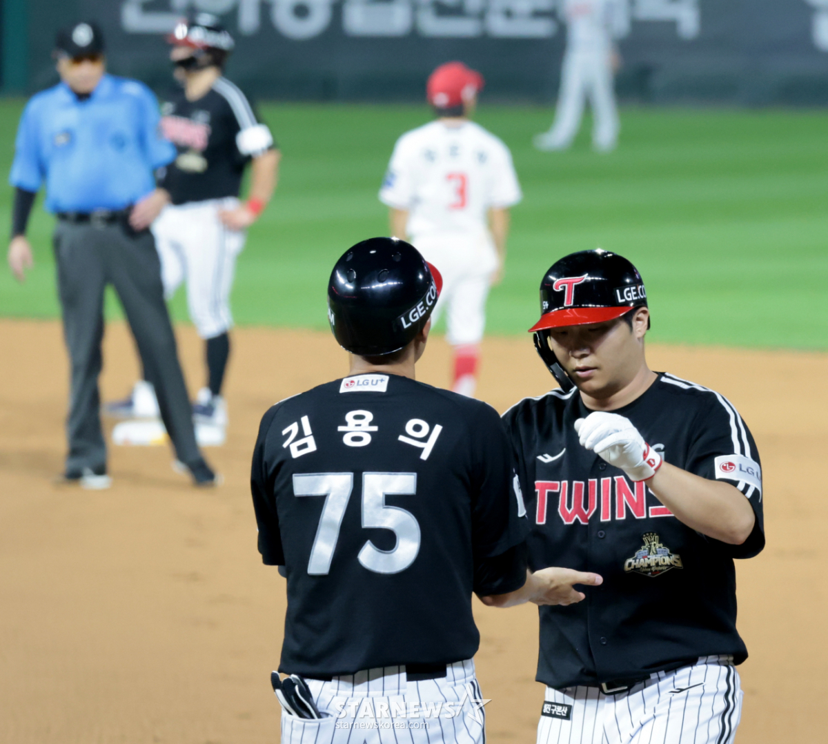 [포토] '이제 한점차다!' 2타점 적시타 문보경