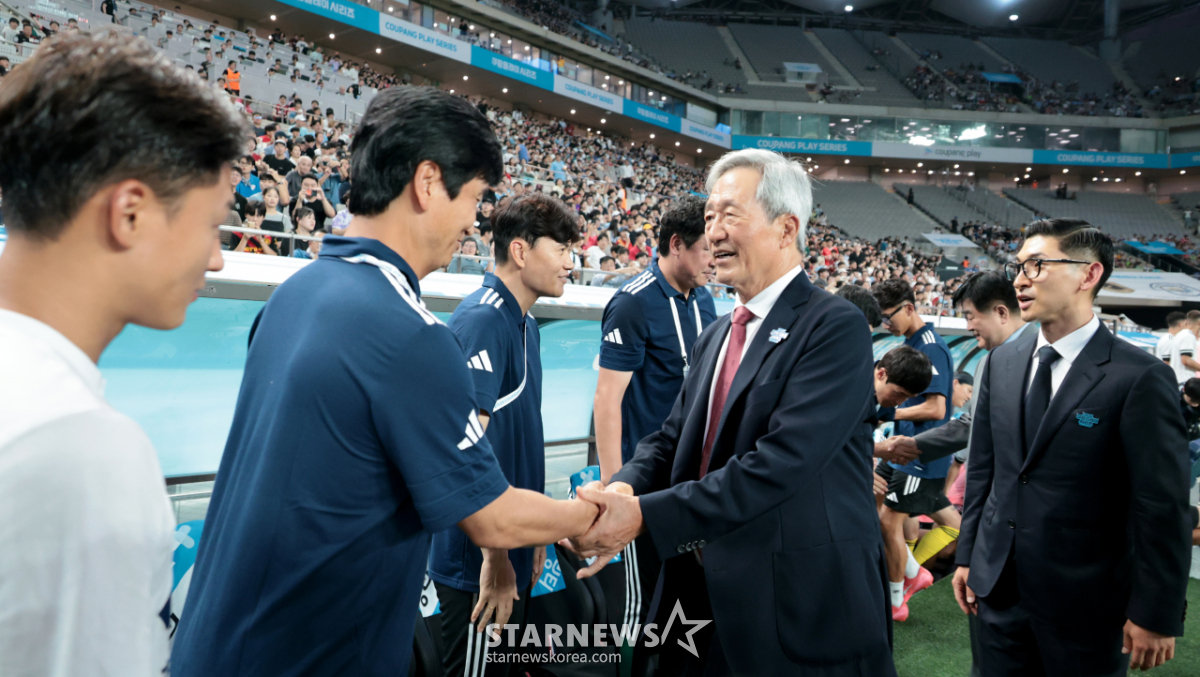 [포토] '정정용 감독 반갑게 악수하는' 정몽준 전 축구협회 회장