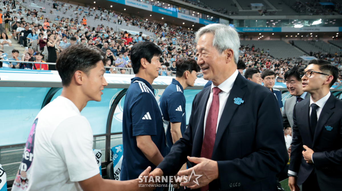 [한번에쓱] 오랜만입니다! '이승우와 반갑게 악수하는' 정몽준 전 축구협회 회장