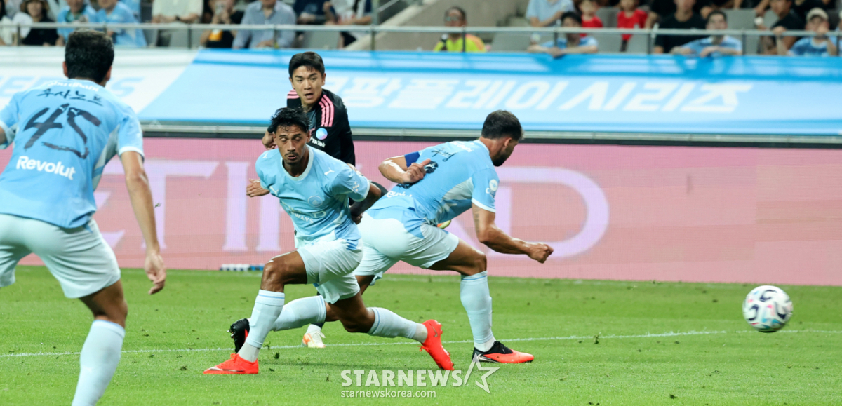 [포토] '팀K리그 1-1 동점골 성공시키는' 김대원