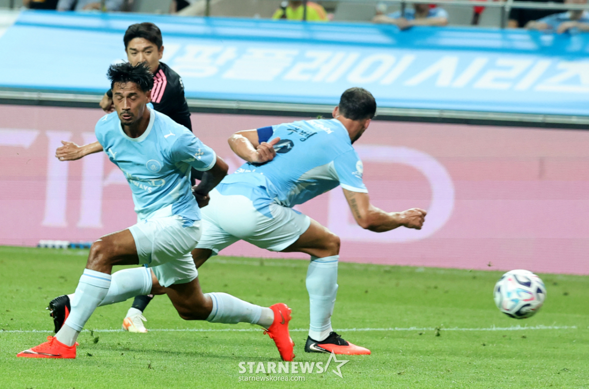 [포토] 두명도 어림없지! '팀K리그 1-1 동점골 성공시키는' 김대원