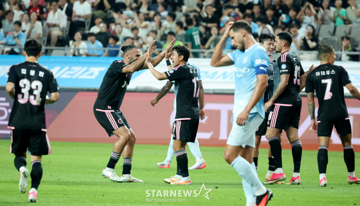 [한번에쓱] 동점골 자축하는 팀K리그 '내가 김대원이다!'
