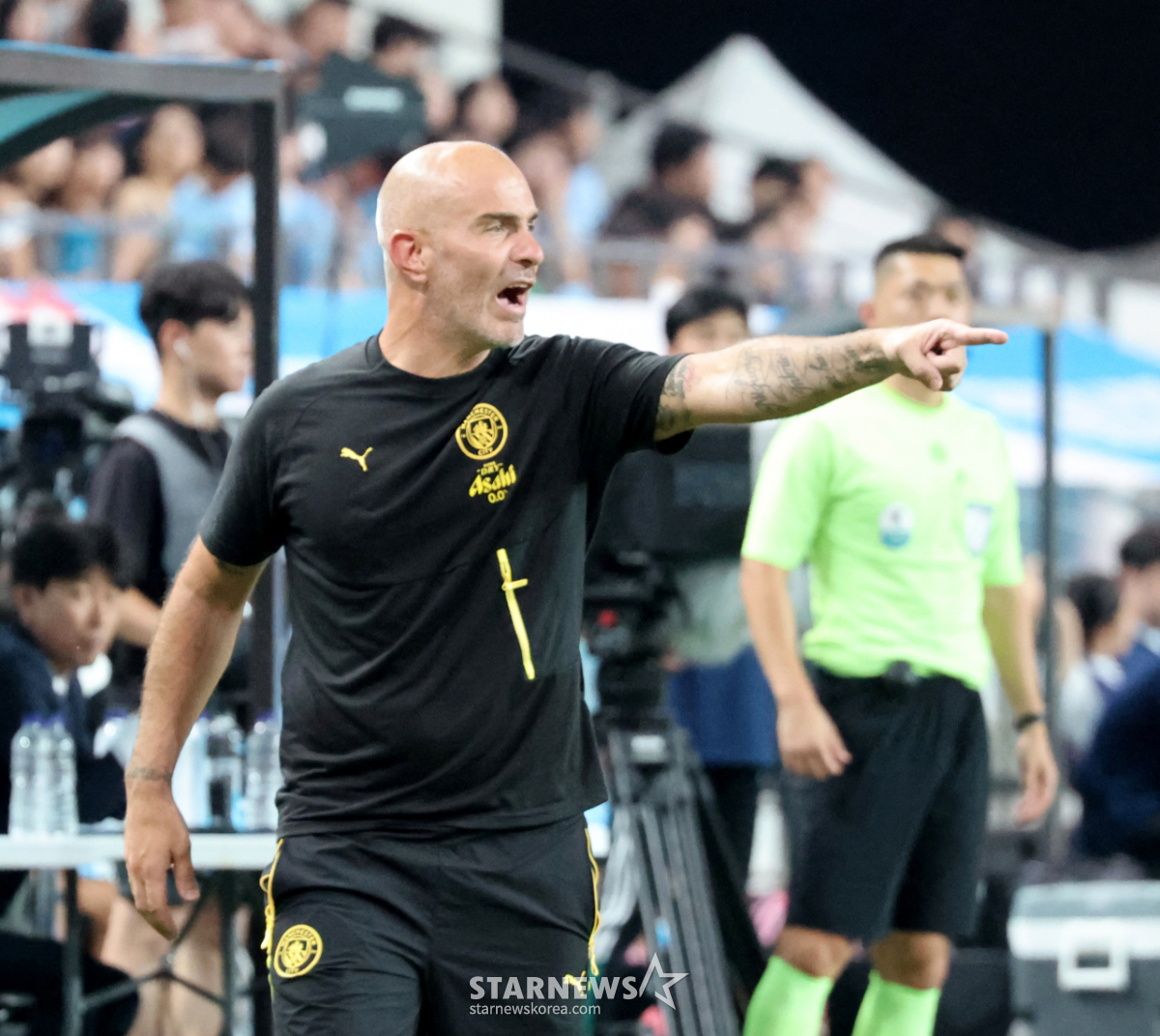 [포토]'선수들에 작전지시' 맨시티 엔조 감독
