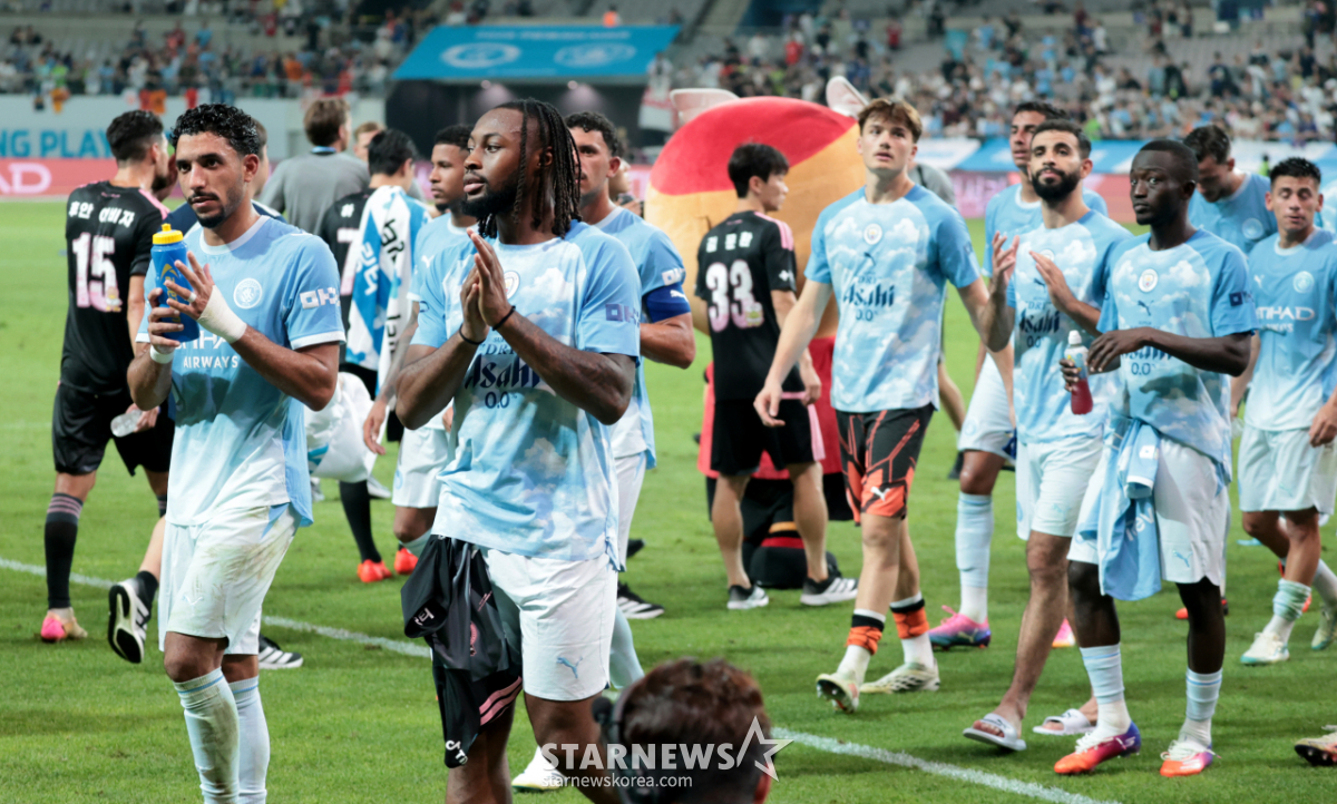 [포토]'한국축구팬들에 인사' 맨시티 선수들