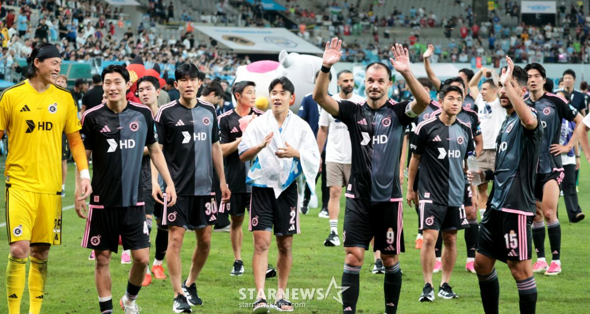 [한번에쓱]'맨시티에 패배는 아쉽지만, 무더위에 축구장 찾은 팬들에게 감사인사는'