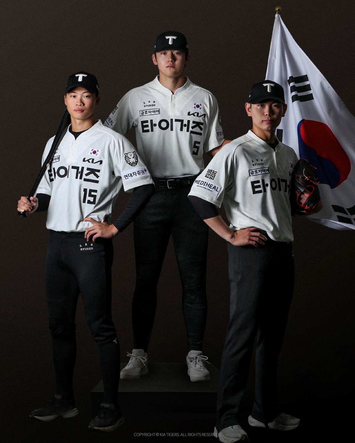 KIA 광복절 유니폼 전격 공개 "독립 열사 의복과 태극기에서 영감을 받아 제작"... 애국지사 후손 시구 나선다