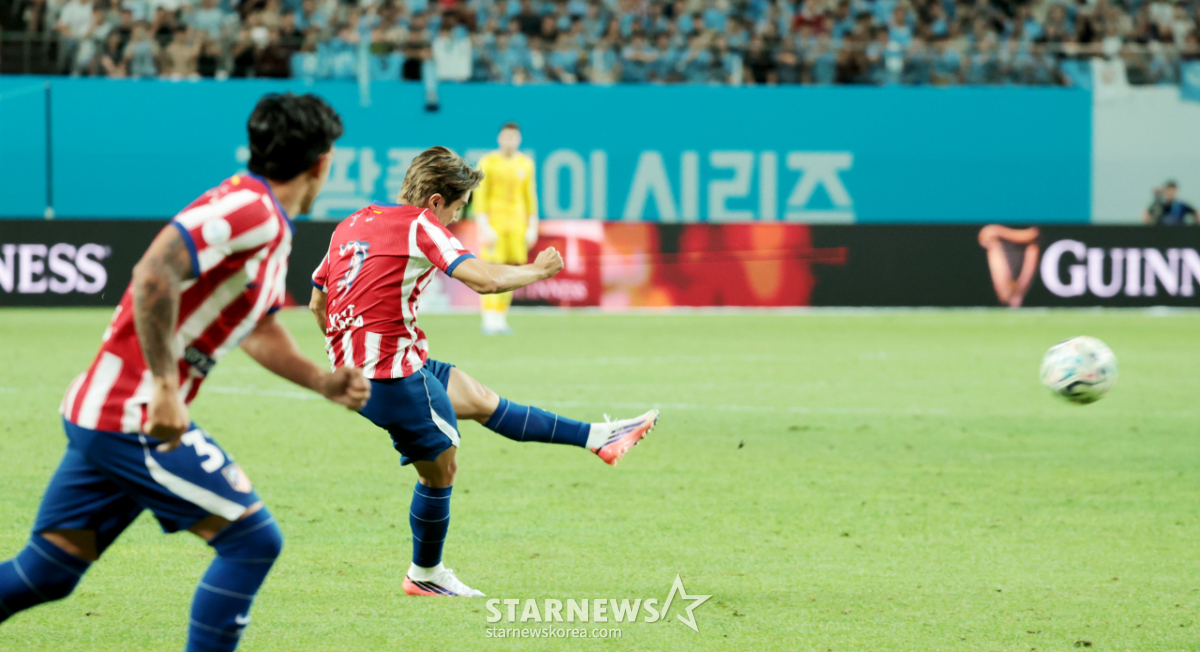 [포토]'나오자마자 프리킥차는' 이강인