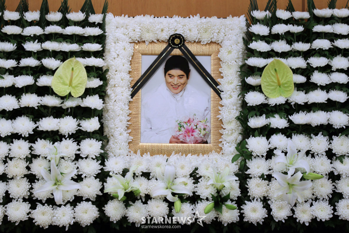 故앙드레김, 폐렴 증세 악화로 별세..오늘(12일) 16주기