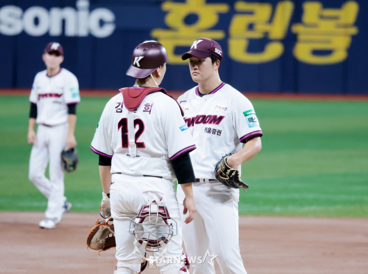 [포토]'1회초 1사 1,2루 위기' 전준표