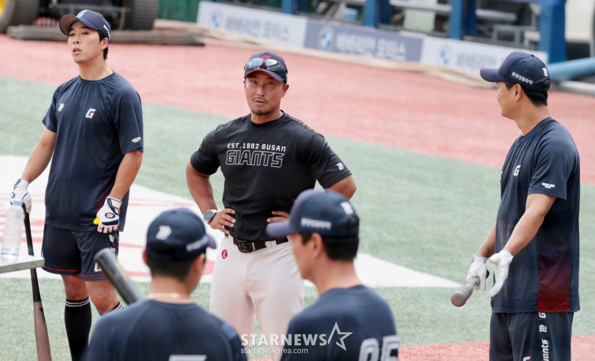 [포토]'연타석 만루홈런, 들어봤나?' 정경배 롯데타격코치
