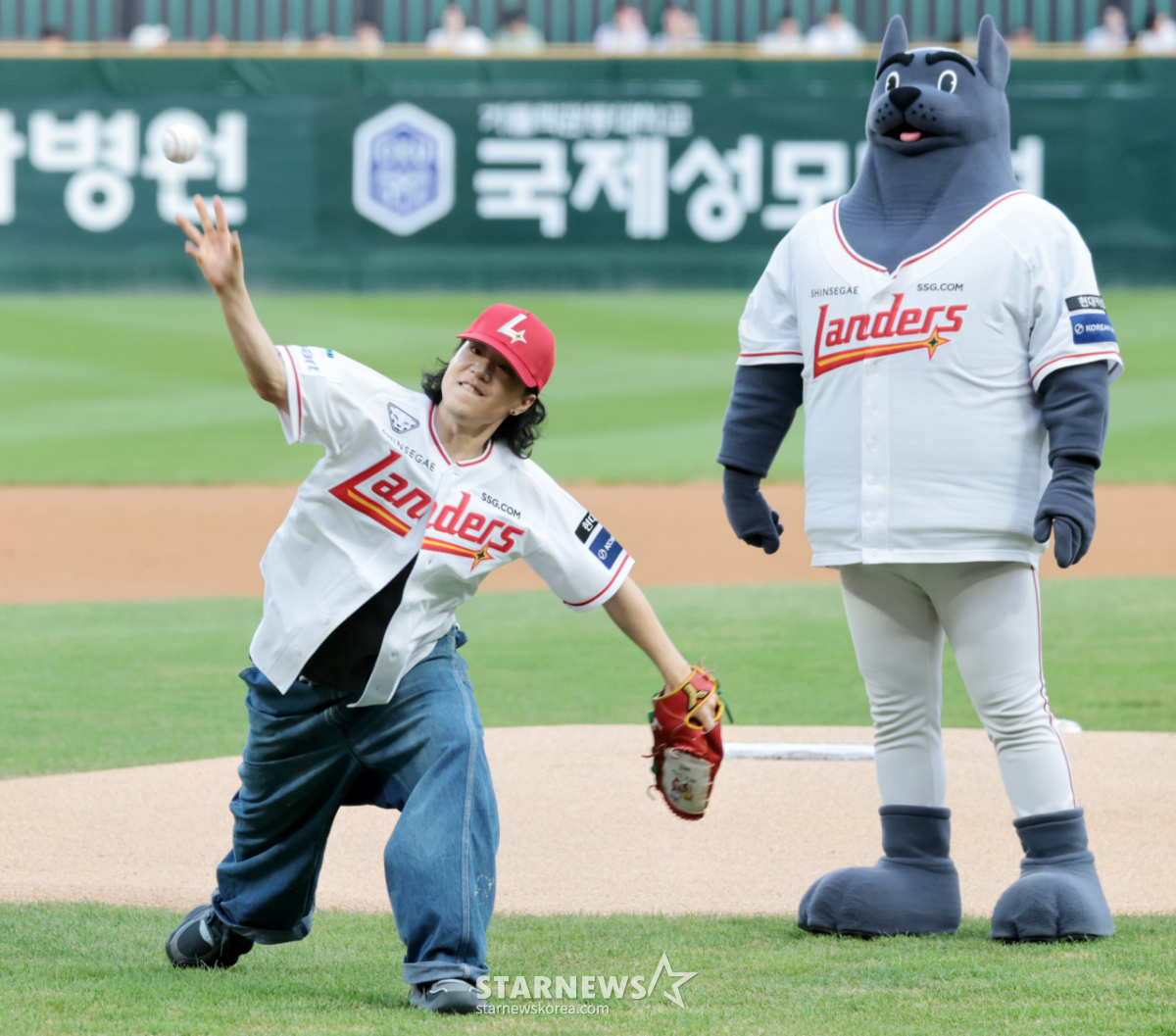 [포토]'레퍼 릴보이의 랜더스 승리기원시구' 시타는 래퍼 pH-1