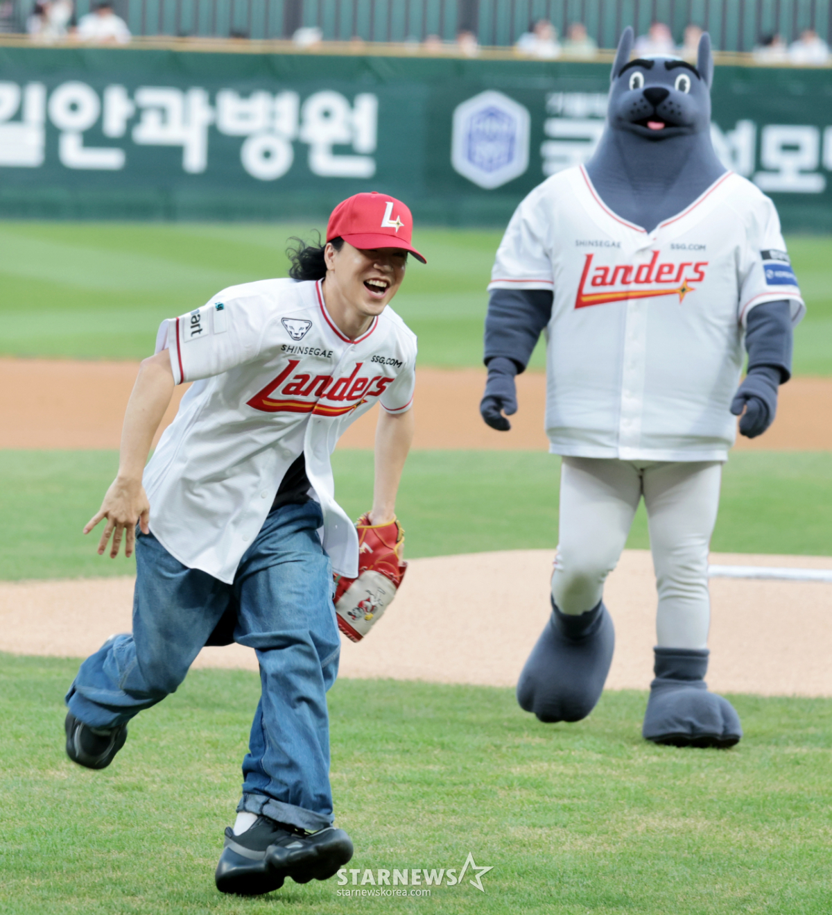 [한번에쓱]그라운드 질주! '래퍼 릴보이의 랜더스 승리기원시구' 시타는 래퍼 pH-1