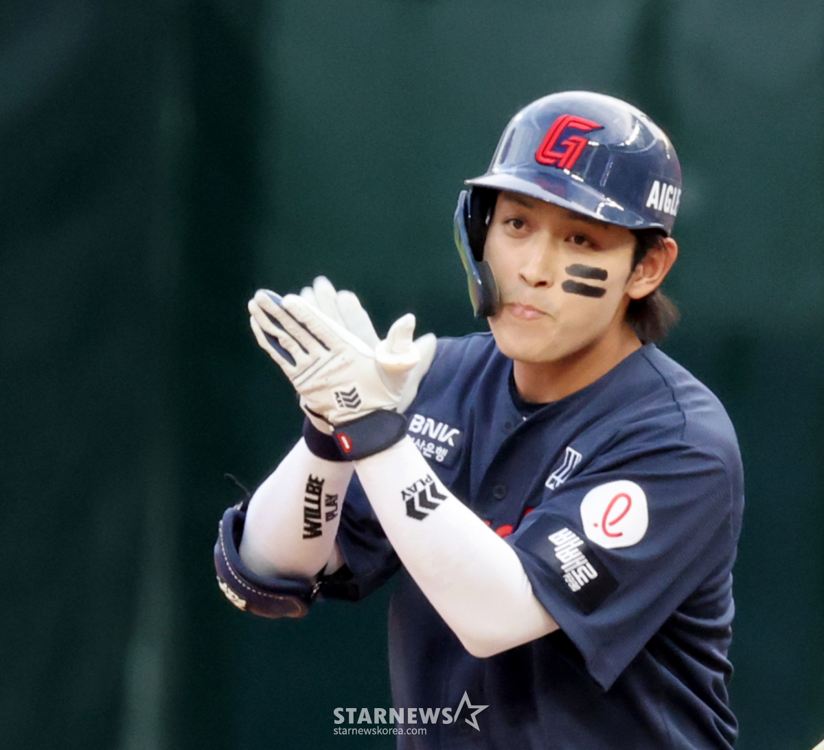[포토]'첫타석 안타' 황성빈