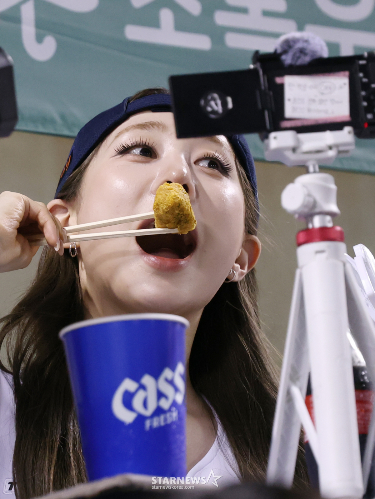 [포토] 유연정 '야구 직관엔 치맥이죠'