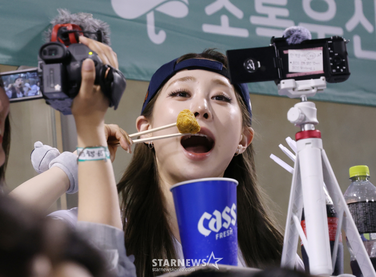 [포토] 유연정, 생애 첫 시구 치맥 직관
