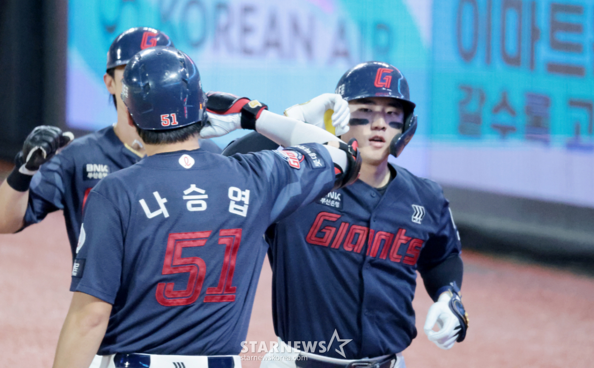 [포토]'4회초 투런홈런' 롯데 9번타자 손성빈