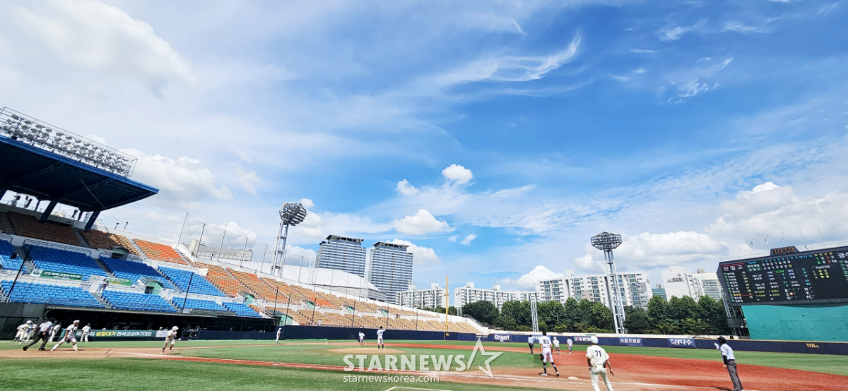 [포토]'더위 한풀 꺾여 야구할만해요!' 봉황대기 열리는 목동야구장