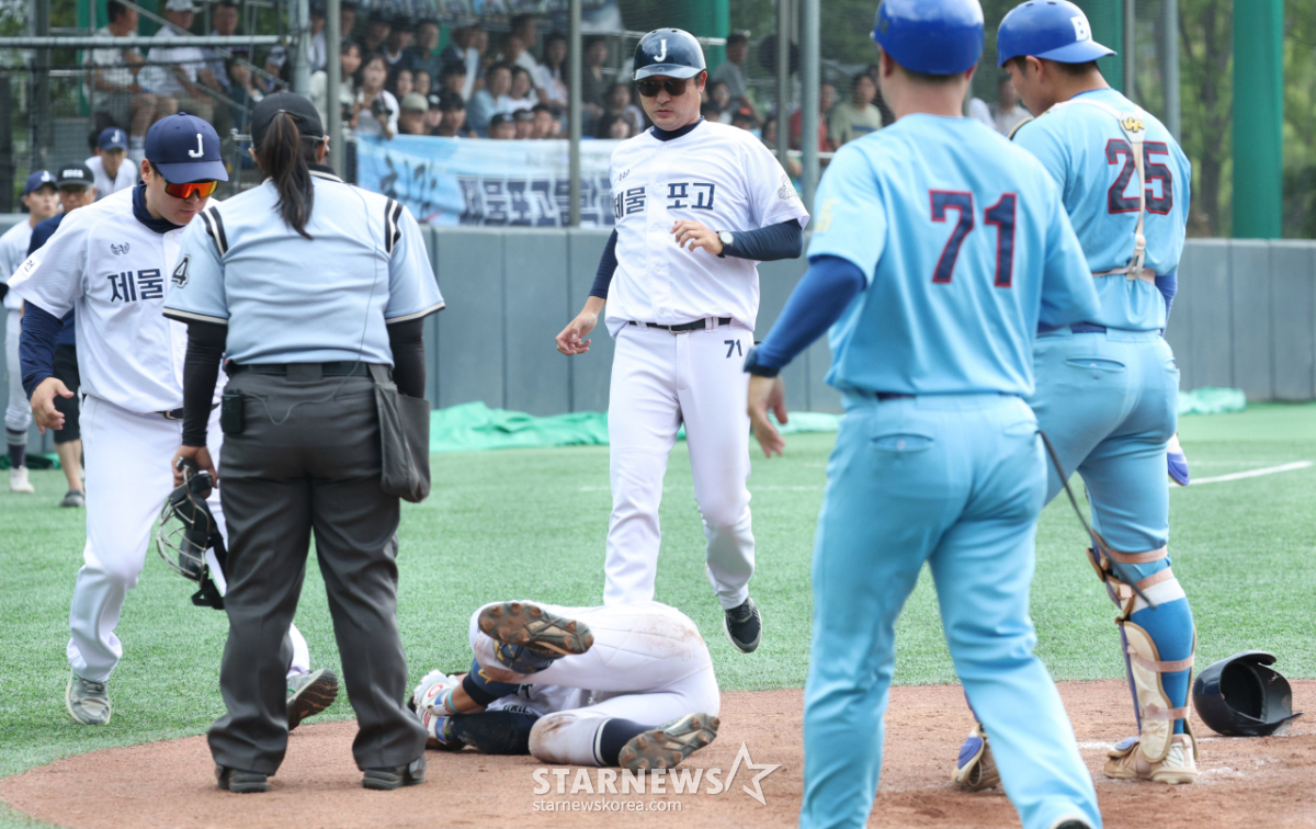 [포토] 최용재 '들것에 실려 퇴장'
