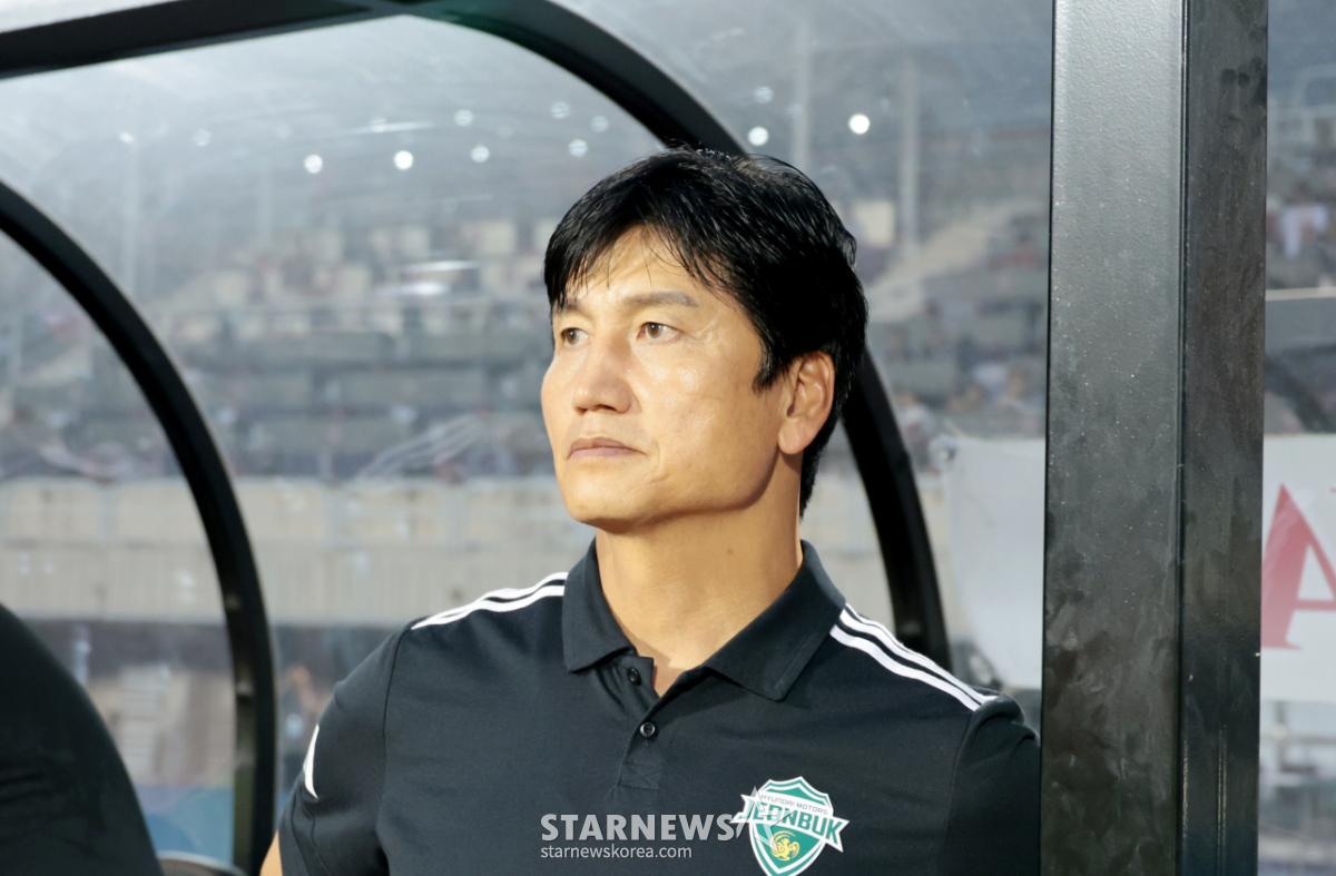 [포토]' 전반 0-2로 뒤지는' 전북현대 정정용 감독