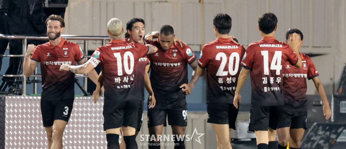 [포토]'성예건 선제골' 자축하는 부천선수들
