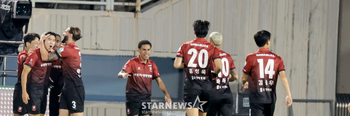[포토]'전반전 벼락같은' 성예건 선제골 자축하는 부천선수들