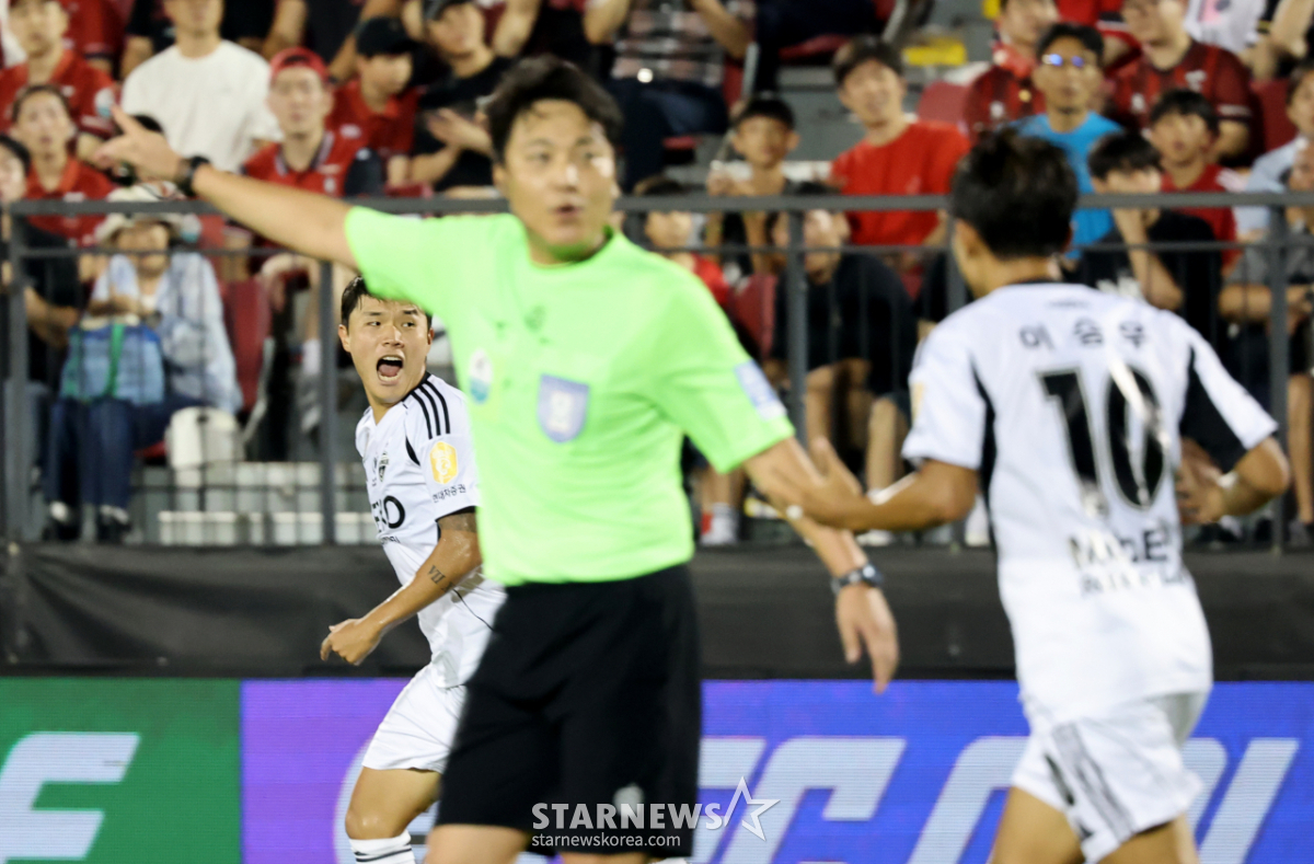 [포토]'후반전 1-3 추격골' 최우진