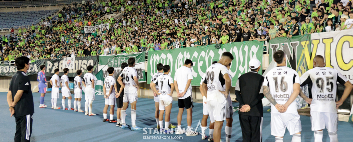 [포토]'정정용 나가' 서포퍼트 앞에선 정정용 감독과 전북선수들