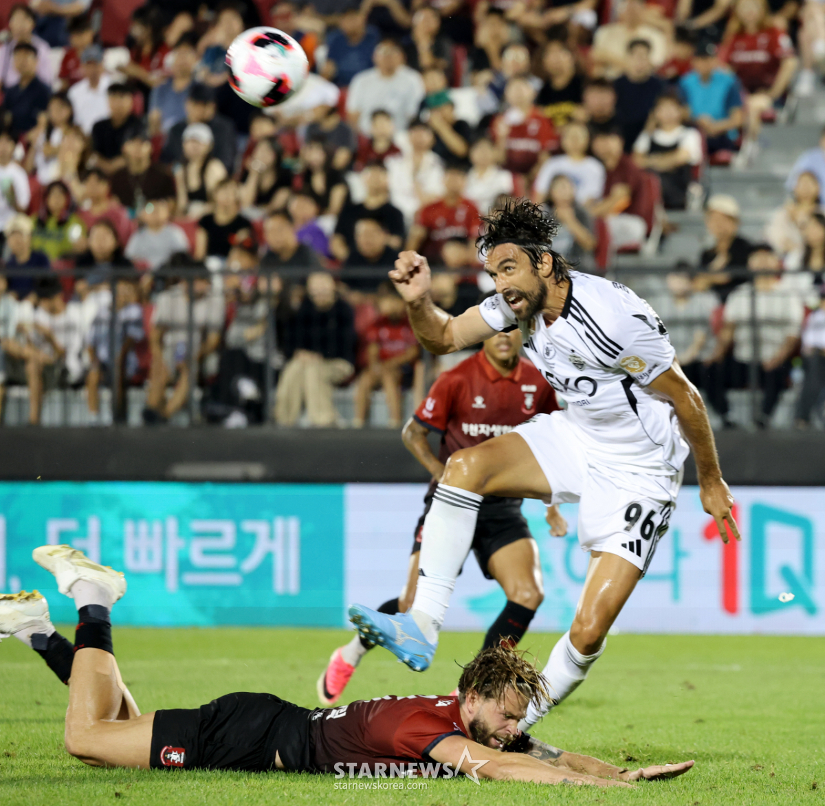 [포토]헤딩시도하는' 콤파뇨