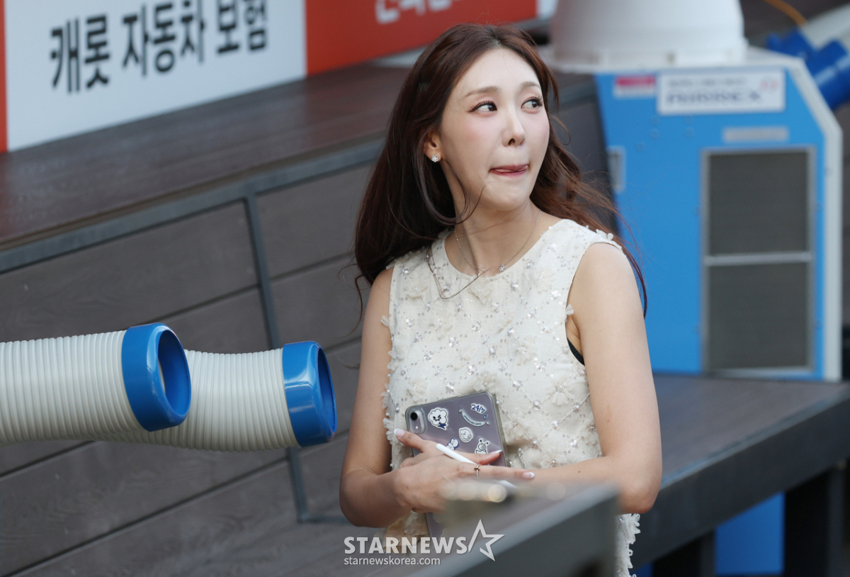 [포토] 박지영 아나 '아직은 에어컨이 필요해'