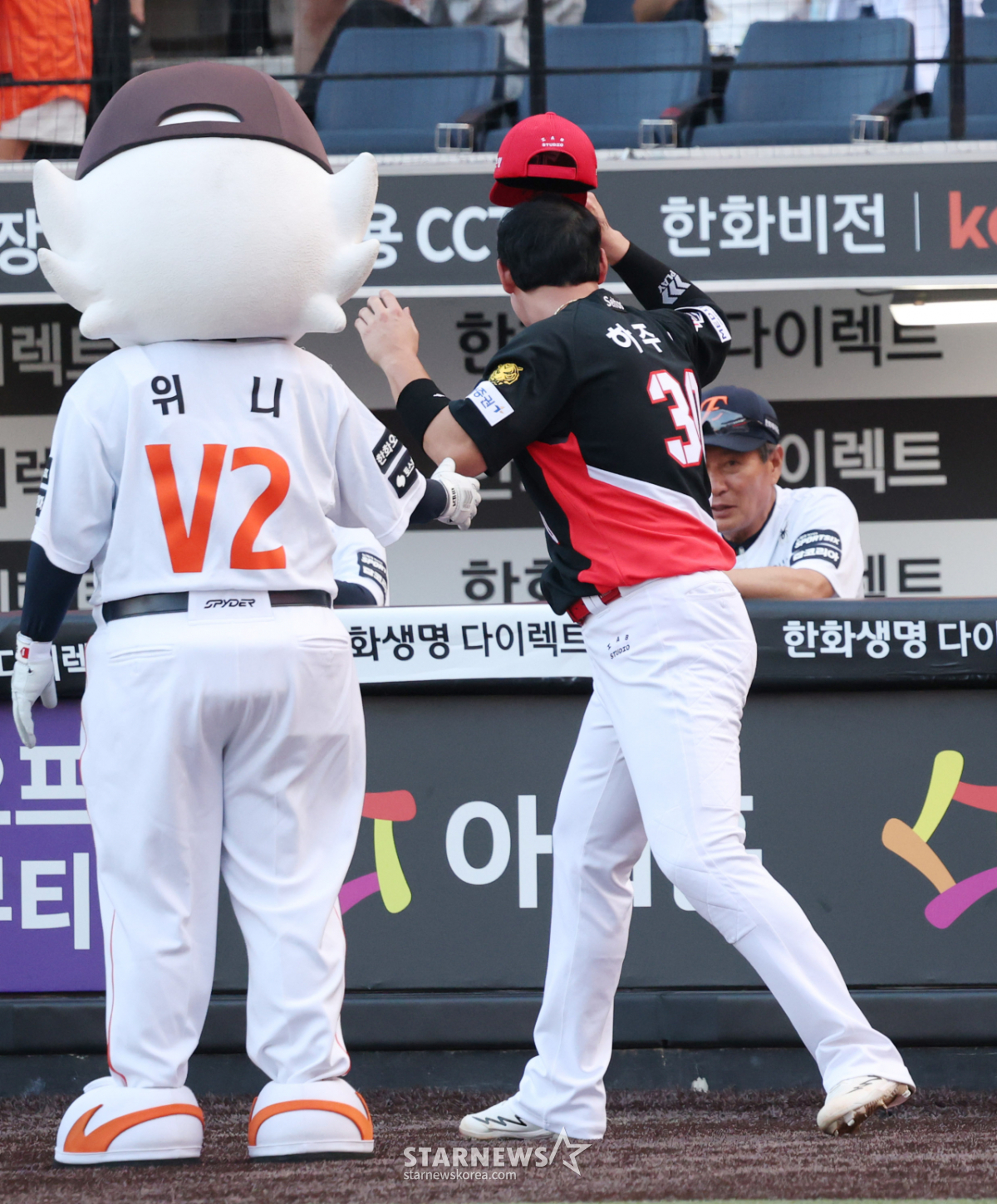 [포토] 하주석 '친정팀 들러 깍듯 인사'