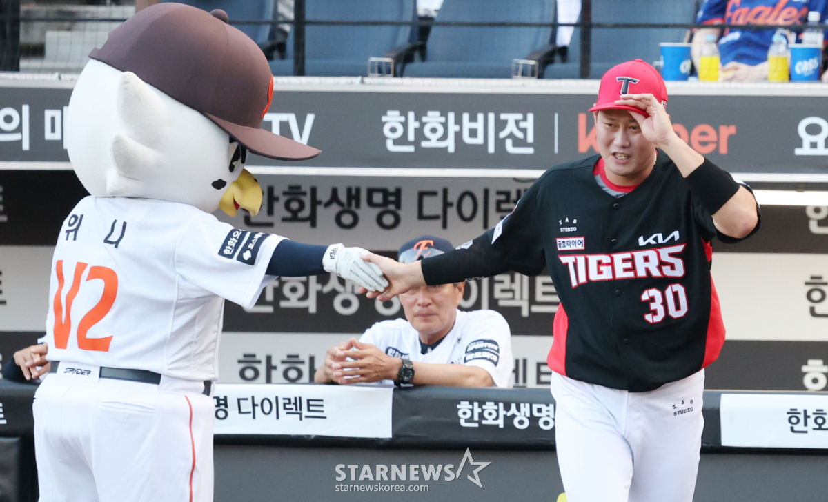[포토] 하주석, 위니와 악수하며 울컥