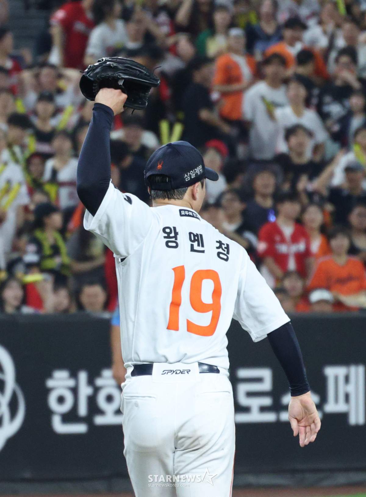 [포토] 왕옌청 '글러브 패대기 쳐? 말어?'