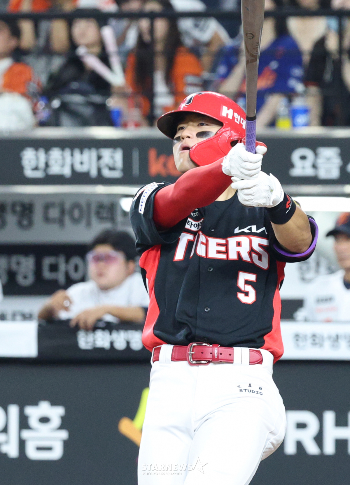 [포토] 공 궤적 확인하는 김도영