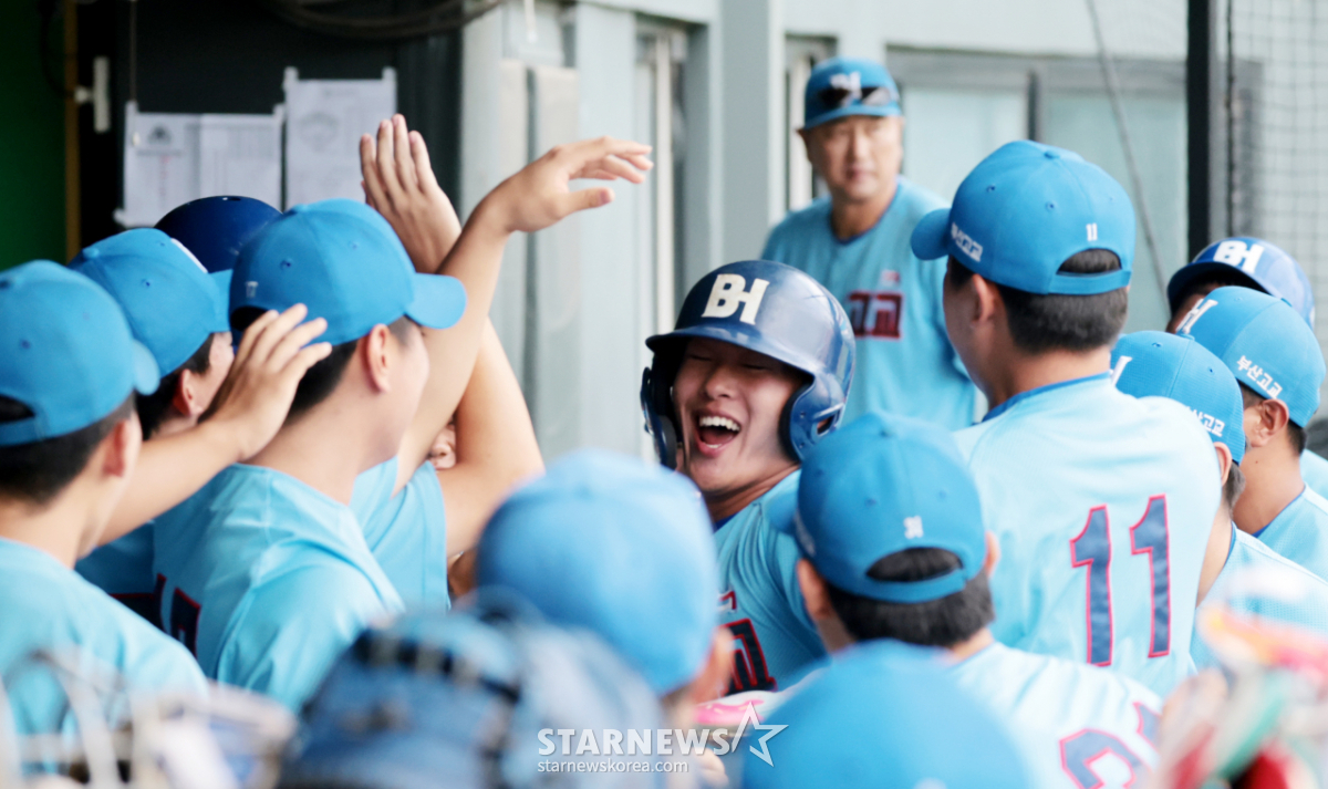 [포토]'1회초 선제득점' 부산고 박재휘