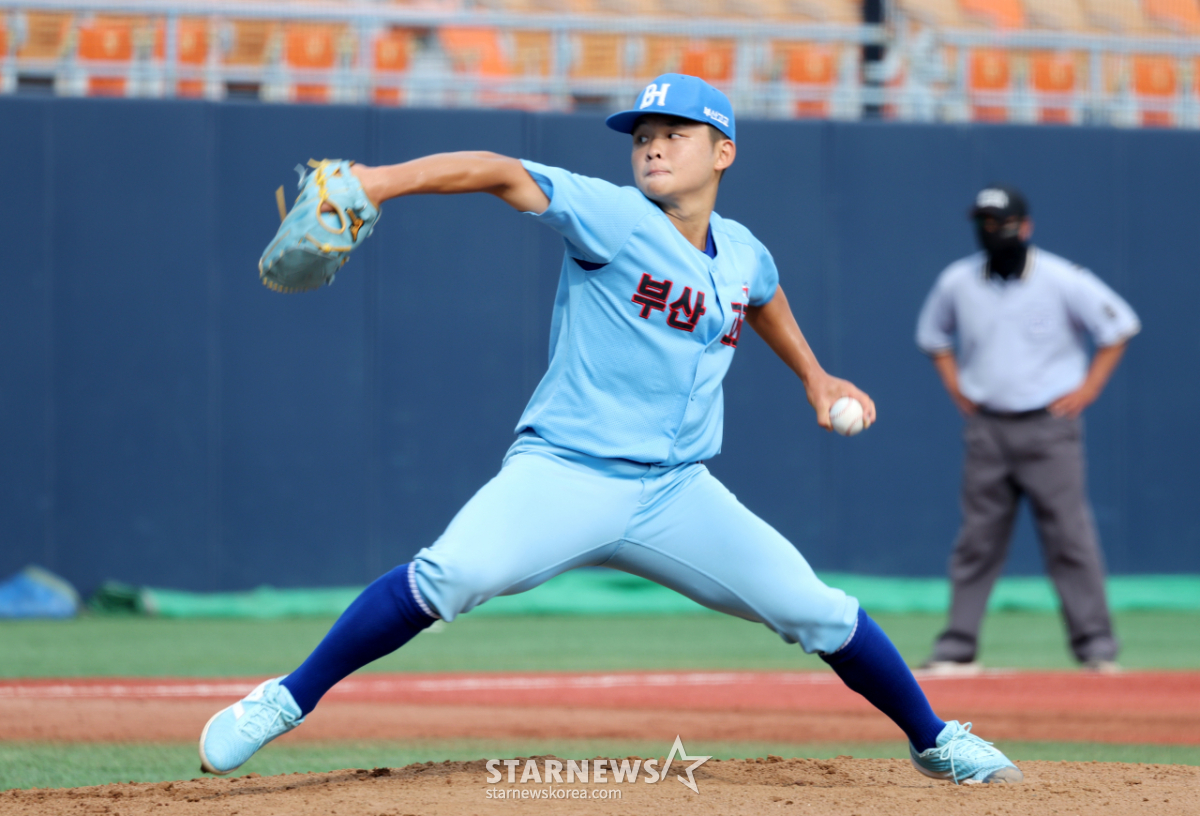 [포토]'서울고전 선발역투' 부산고 좌완 박근후