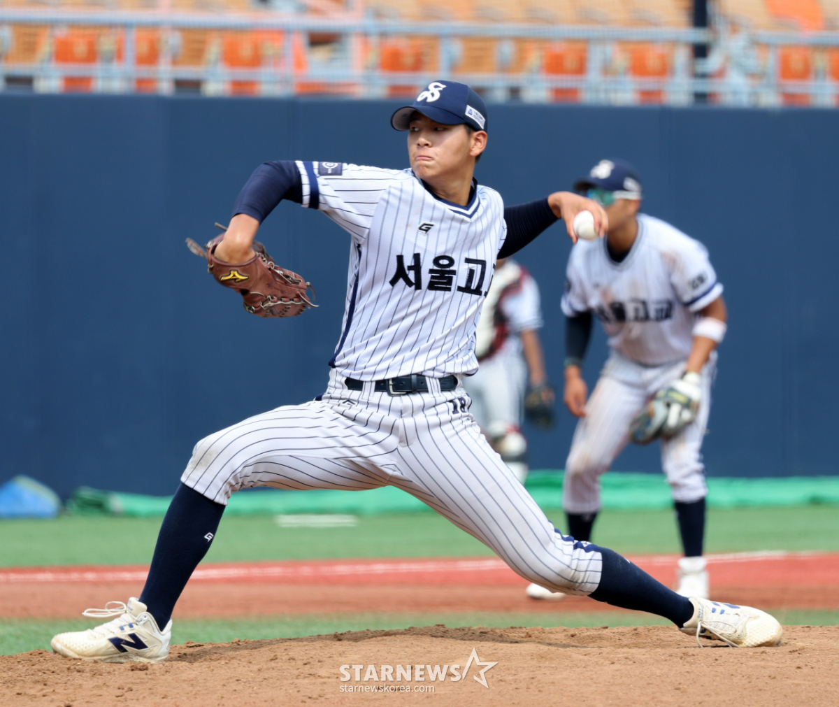 [포토]'5회초 등판' 서울고 홍화철