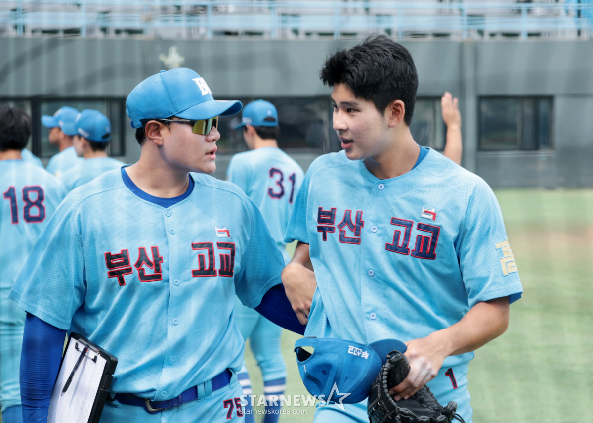 [포토]'강동호 투수코치와 이야기 나누는'' 부산고 4번타자 하현승