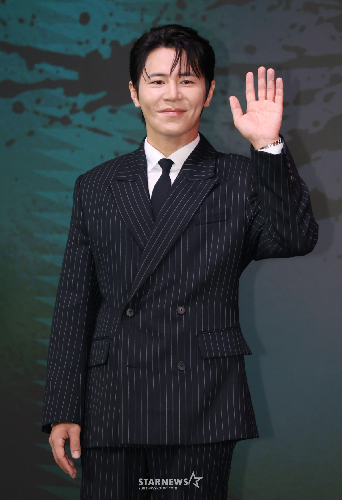 이규형 '상큼한 손인사'[★포토]