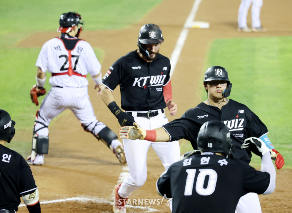 삼성에 선두 안 내줘! '7회·8회 연속 빅이닝+고영표 10승' KT, LG 16-4 완파→1위 수성 [잠실 현장리뷰]