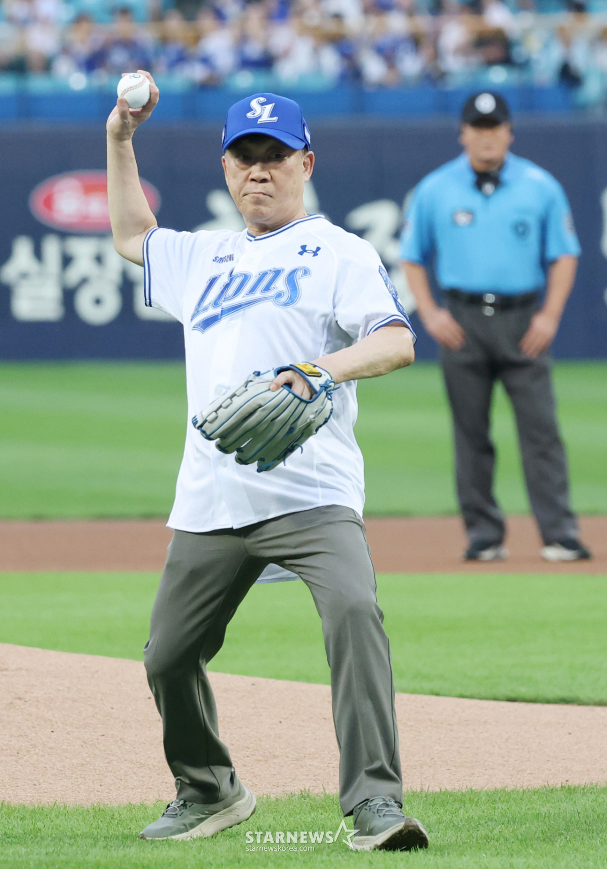 [포토] 건강 관리 회장님의 시구 관리