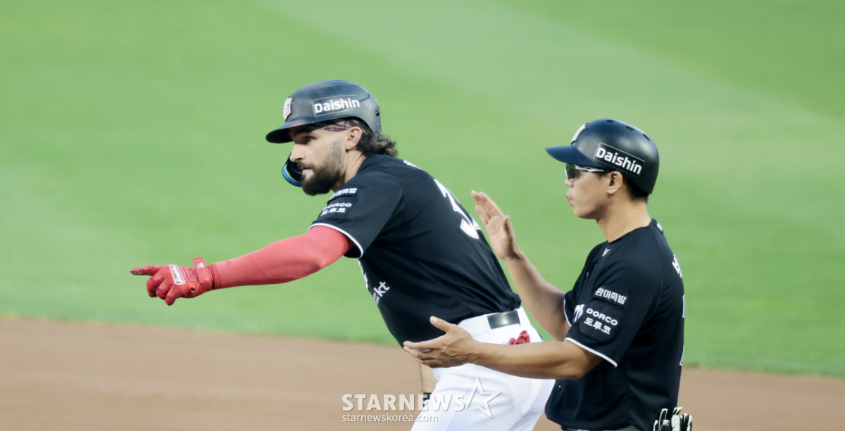 [포토]적시타는 못참지! '1회초 타점올린' 힐리어드