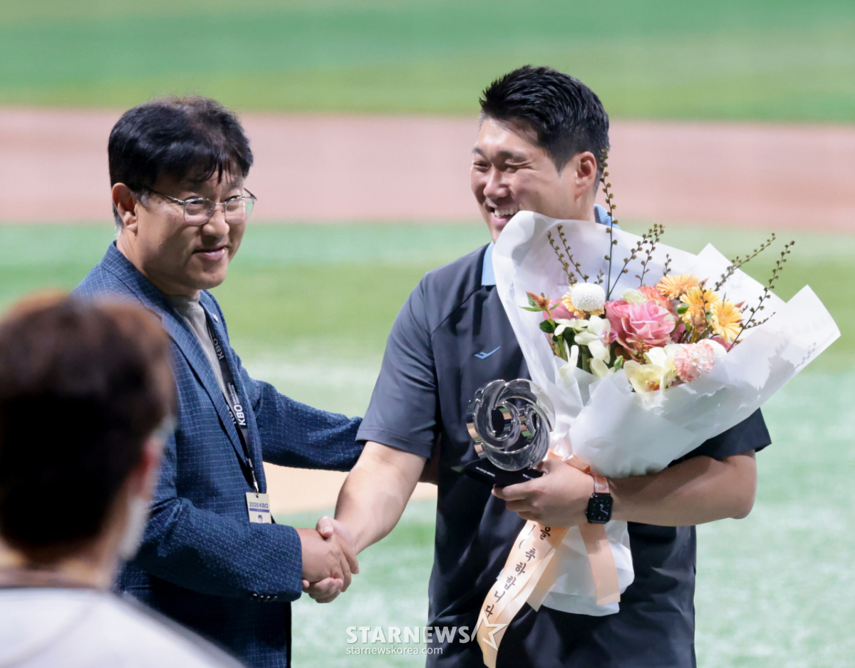 [한번에쓱]'KBO리그 1000경기 기록을 쓰다' 장준봉 기록위원 특별시상