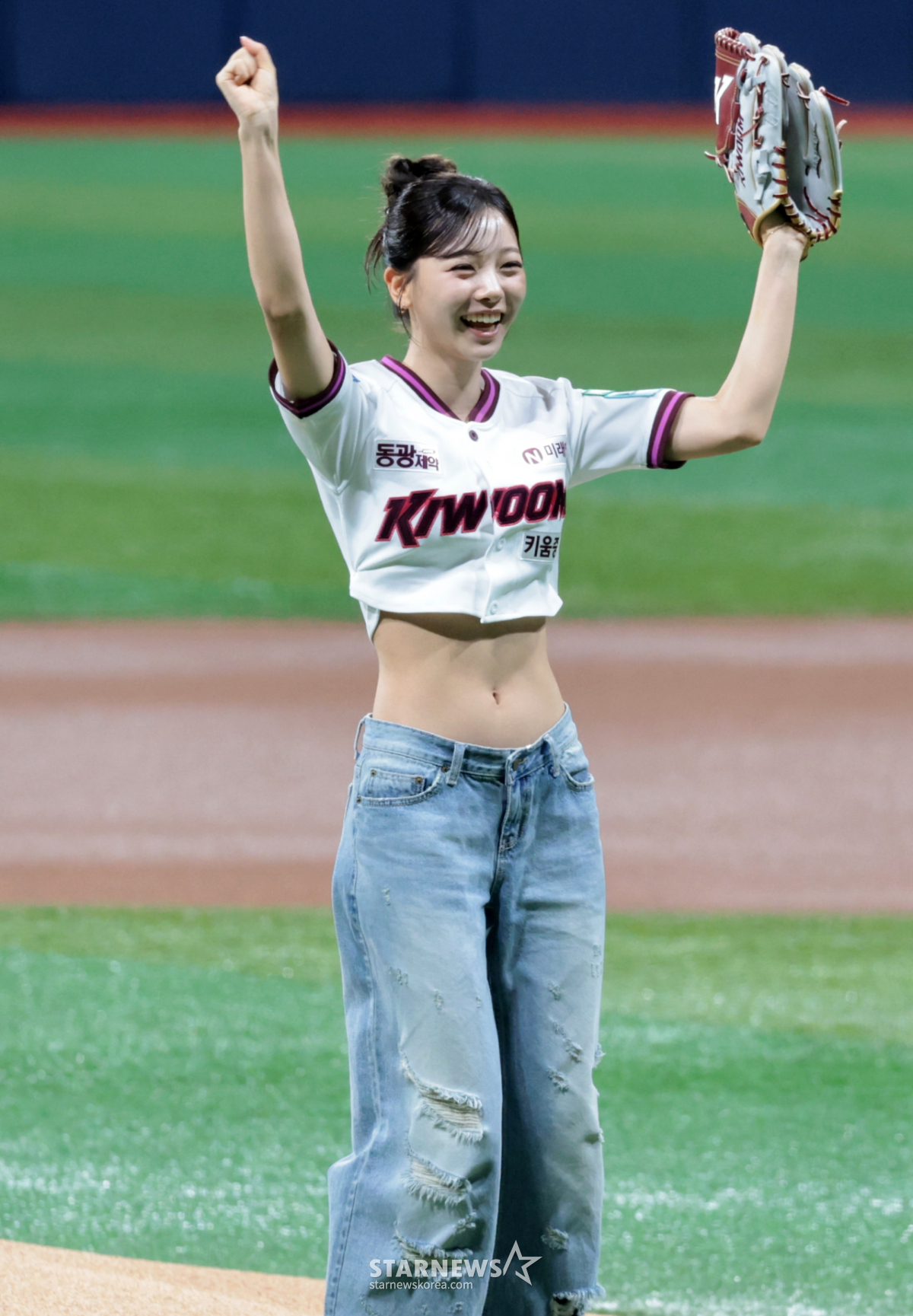 [한번에쓱]'키움승리기원시구' 우당탕탕소녀단 권예진