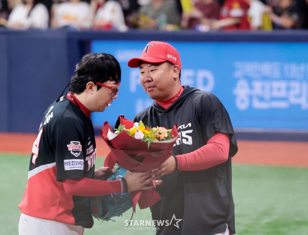[포토]'꽃감독이 꽃을 들고 그라운드로 나섰다!' 13시즌 연속 100이닝을 달성한 양현종을 축하하기위해