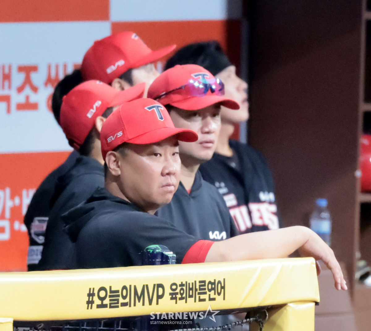 [포토]'키움전 지휘하는' 이범호 감독